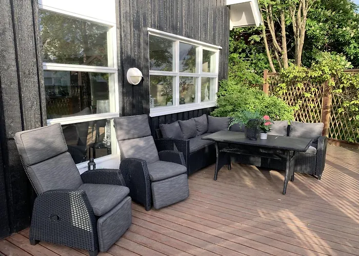4 Bed House Sleeps 8 -Car Barbecue Balcony