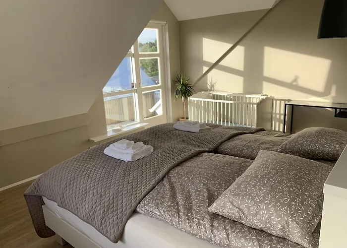 4 Bed House Sleeps 8 -Car Barbecue Balcony