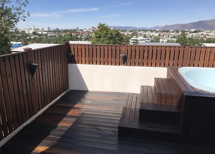 ICELAND SJF Villa, Hot tub&Outdoor Sauna Amazing Mountains&City View Over Reykjavík
